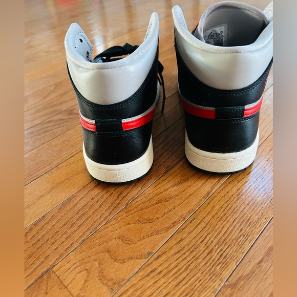 Nike Air Jordan 1 Mid - Picture 4 of 7